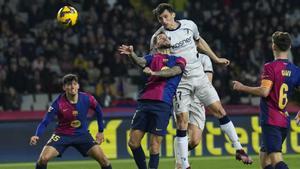 Budimir cabecea ante Iñigo Martínez en el Barça-Osasuna de Montjuïc.