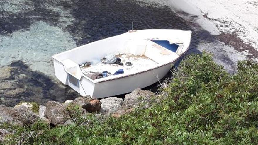 Flüchtlingsboot am Montag in der Cala Barca Trencada.