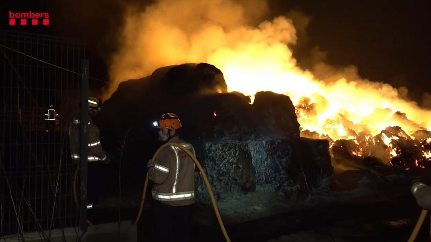 Los Bomberos siguieron trabajando toda la madrugada sin disminución de efectivos aunque el fuego ya se ha dado por estabilizado.
