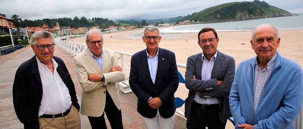 Los cuatro exrectores y el rector de la Universidad de Oviedo. Por la izquierda, Juan López Arranz, Alberto Marcos Vallaure, Santiago García Granda, Juan Vázquez y Vicente Gotor, en el paseo de la playa de Ribadesella.