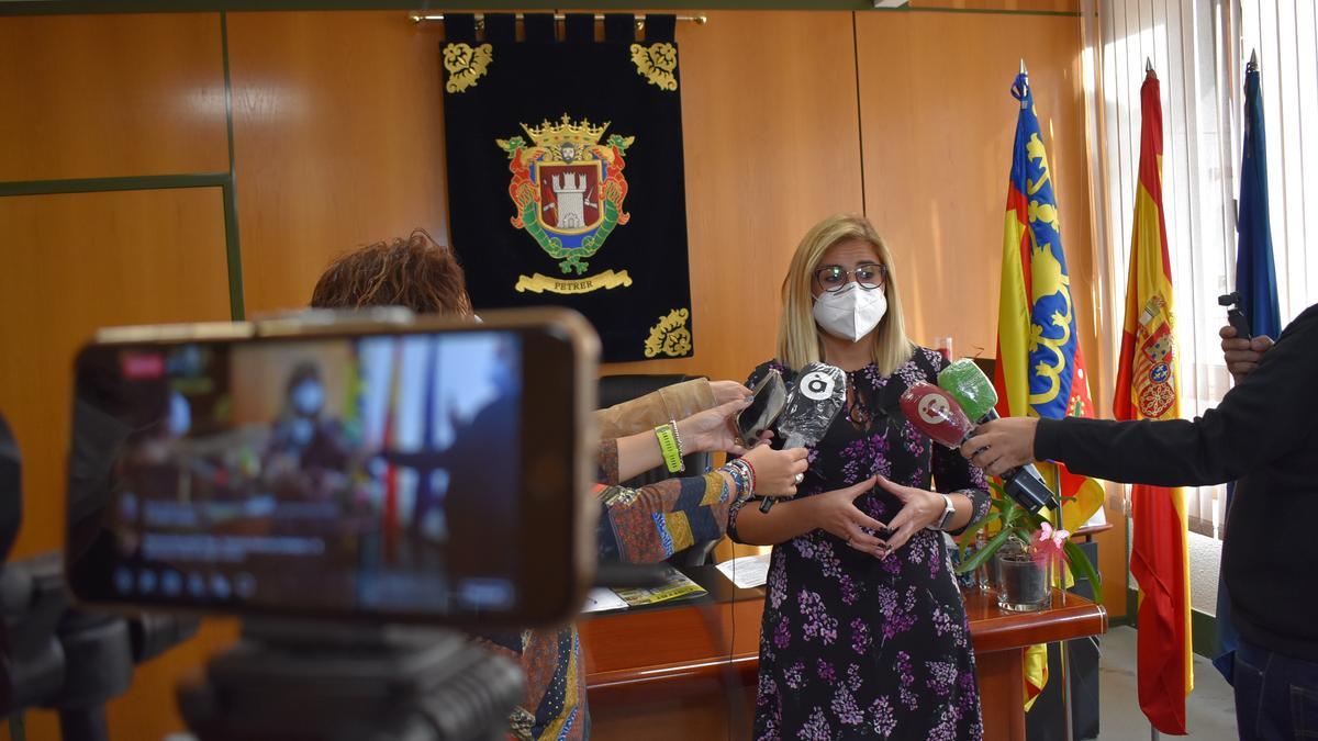 La alcaldesa de Petrer, Irene Navarro, durante su comparecencia de esta mañana.