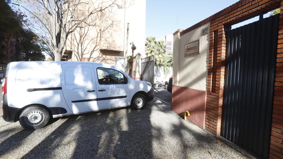 Una furgoneta accede a la empresa Instalaza, en Zaragoza, en una imagen de archivo.