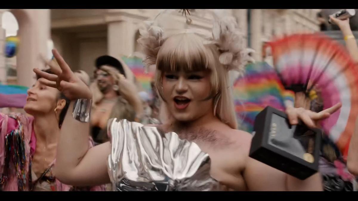 Desfile del Orgullo en la serie 'Emily in París'.