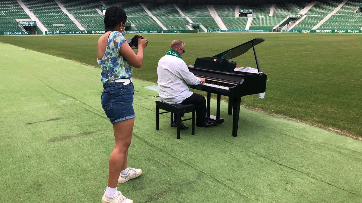 Manuel Ramos interpreta los himnos del Elche a piano desde el Martínez Valero