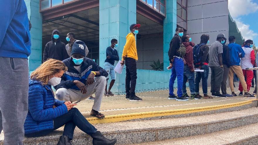Inmigrantes en cola para pedir asilo ante la Jefatura Superior de Policía de Canarias.
