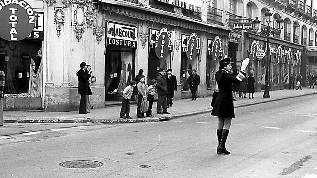 Una de las 14 primeras mujeres de la Unidad de Tráfico de la Policía Municipal, 1973