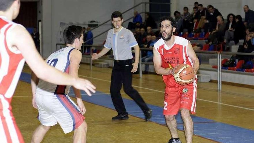 Una jugada del partido disputado ayer. // Bernabé/Javier Lalín