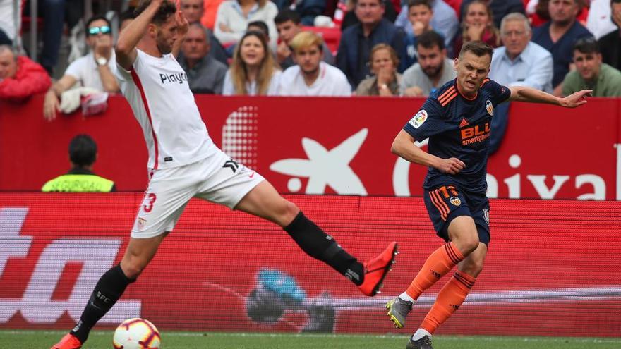 Denis Cheryshev lanza un centro desde la banda, frente al Sevilla.