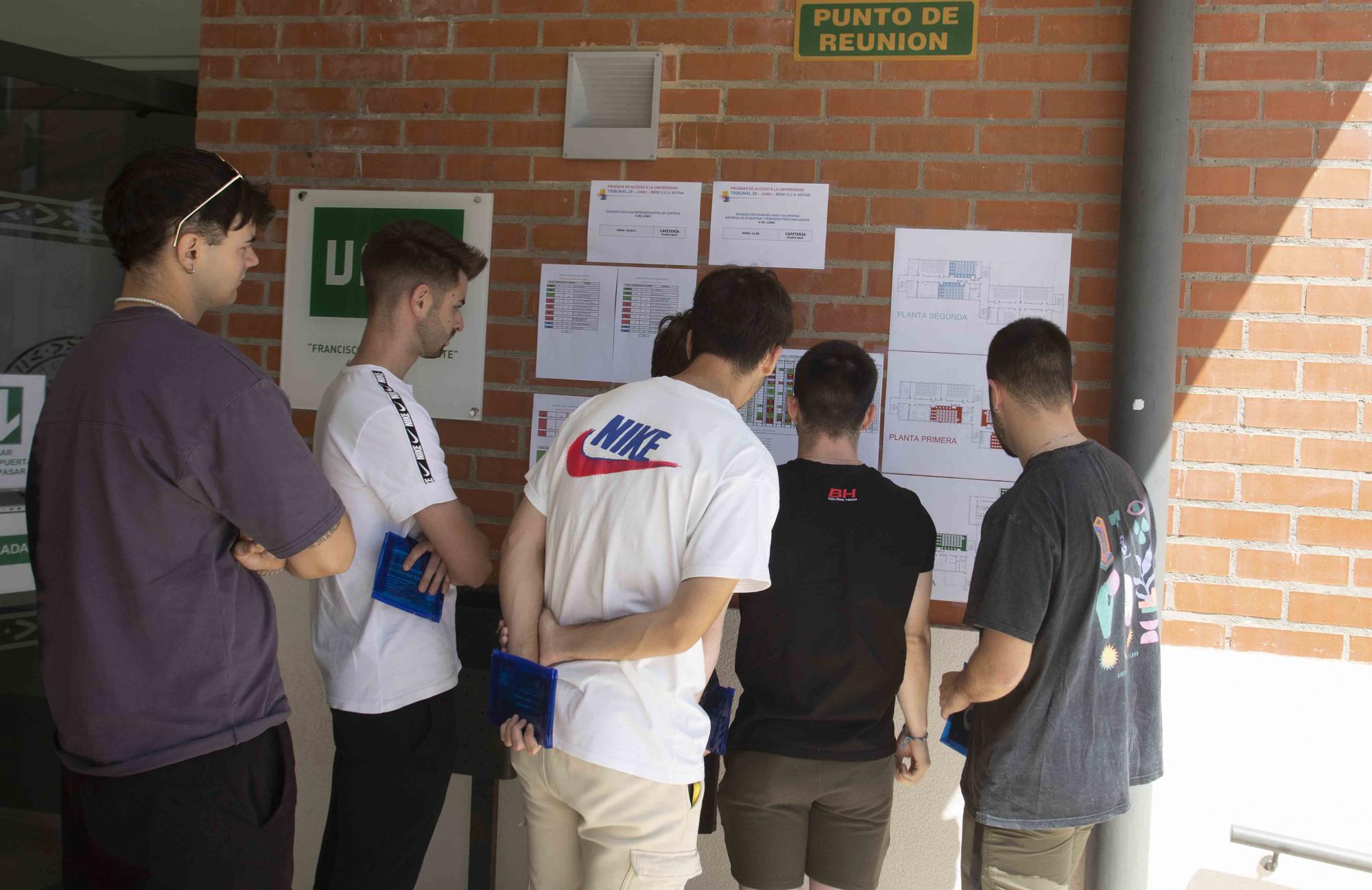 Alumnos de los institutos de la Costera y la Canal se enfrentan a los primeros exámenes de las PAU en Xàtiva