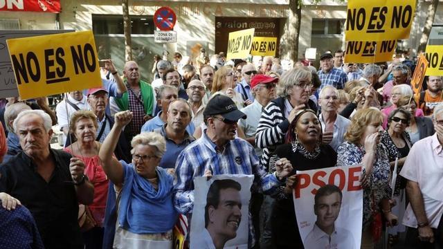 Simpatizantes de Pedro Sánchez, frente a la sede de Ferraz durante el comité federal.