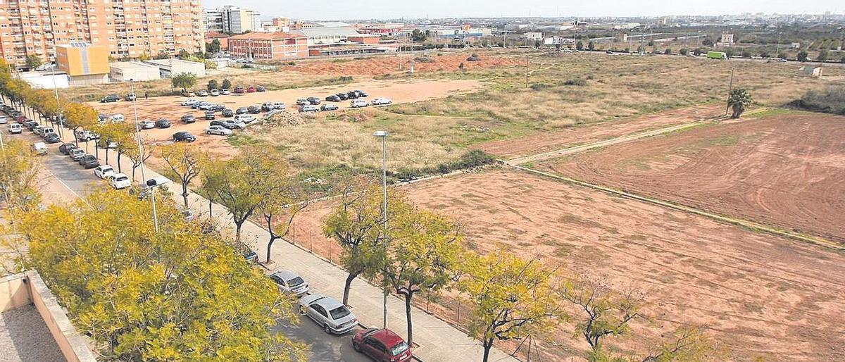 Imagen de los terrenos donde el Ayuntamiento de Castelló prevé construir el parque más grande de la ciudad, entre Fernando el Católico y la ronda Este.