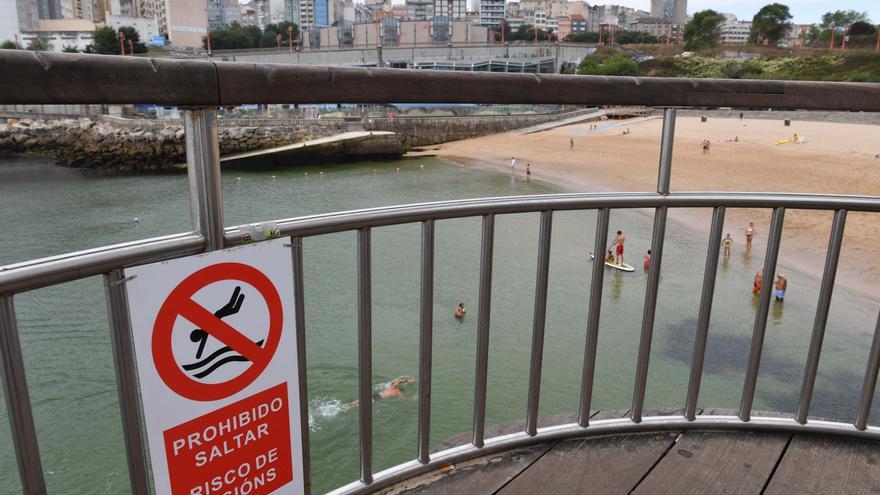 Nuevas señales de saltos prohibidos en la playa de San Amaro