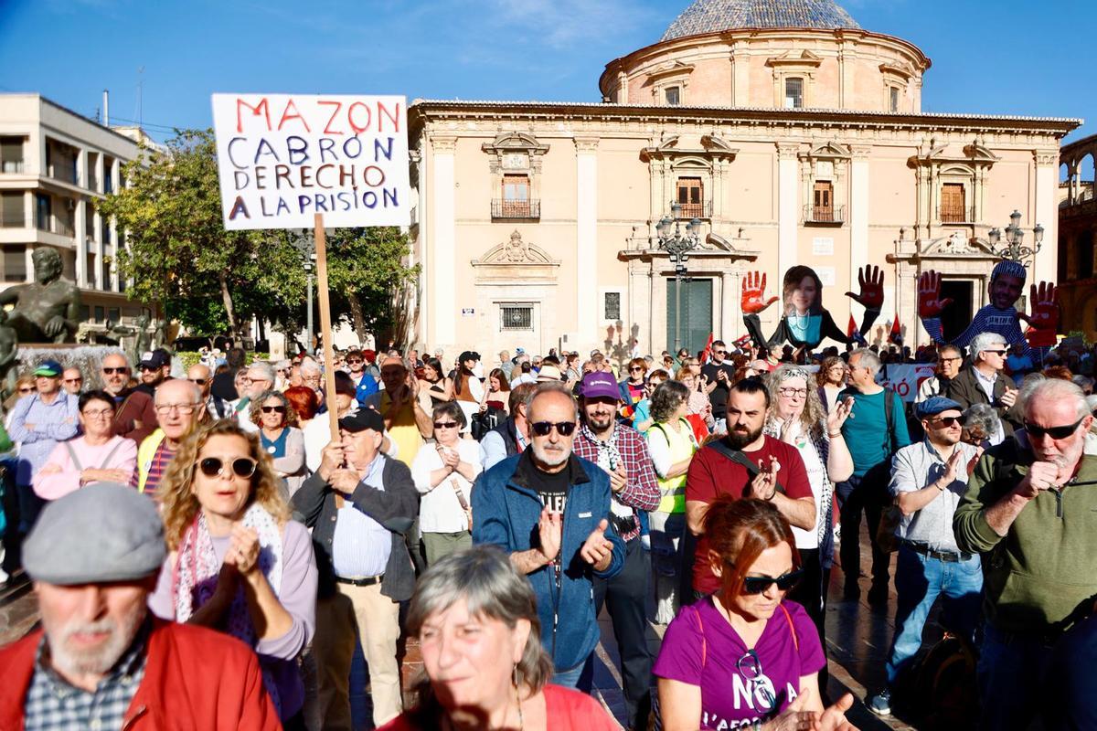 La concentración por la gestión de la dana de este 26 de abril, en imágenes