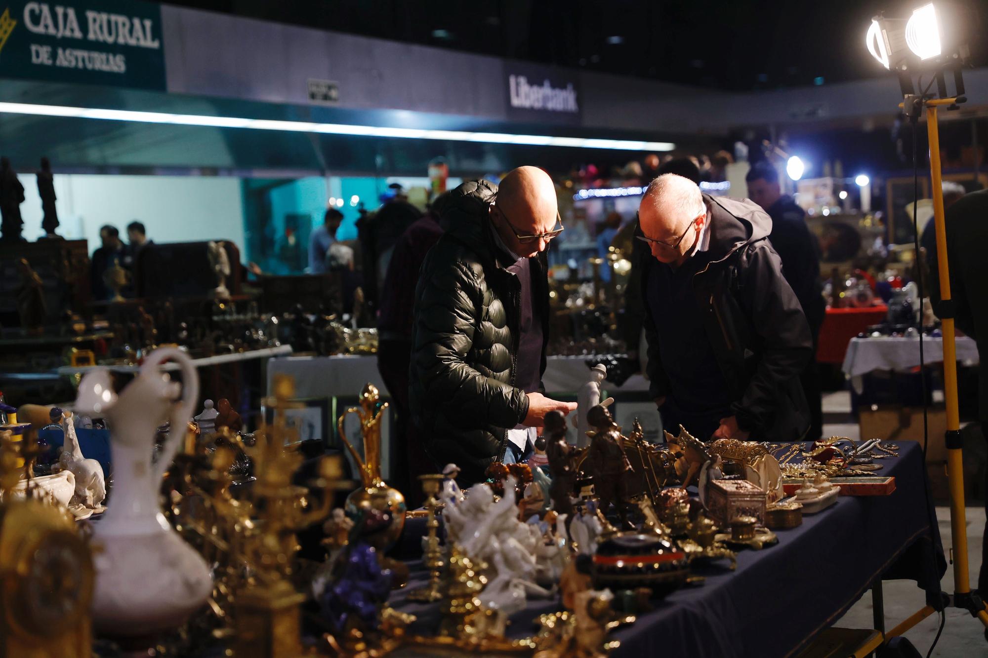 EN IMÁGENES: la feria de antigüedades y artículos vintage de Avilés