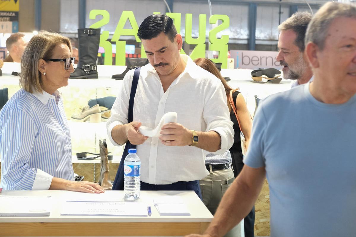 Clientes observan las últimas tendencias del calzado en Futurmoda