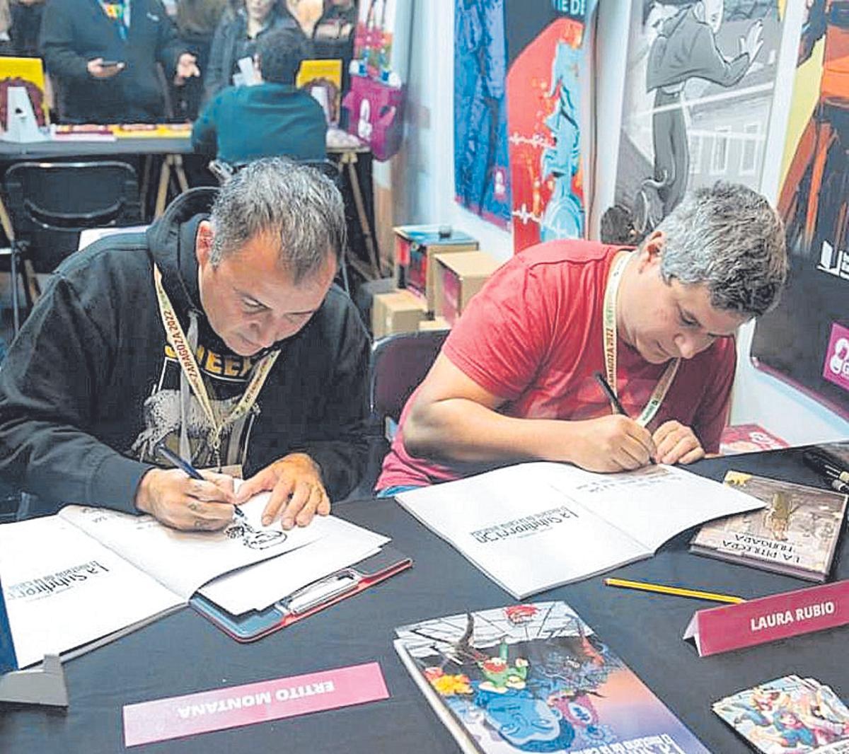 Ertito Montana y Julio Embid firman ejemplares en el Salón del Cómic de Zaragoza.