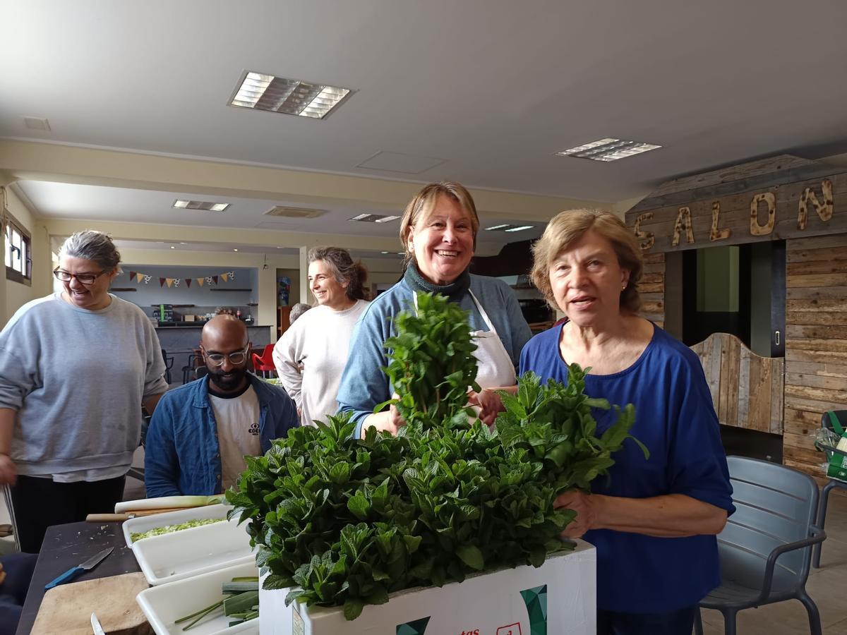 Galería: las imágenes del taller de cuinat organizado por la Asociación de Vecinos de Can Tomàs Galería: las imágenes del taller de cuinat organizado por la Asociación de Vecinos de Can Tomàs