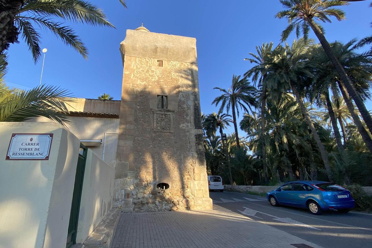 Torre de Ressemblanch, en la calle Curtidores de Elche, con redes por riesgo de desprendimientos