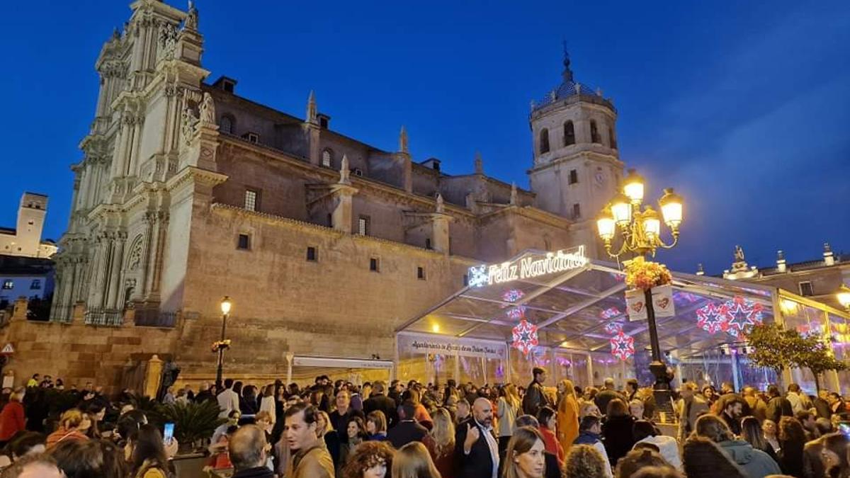 La Plaza de España abarrotada de público durante la celebración de la ‘Tardevieja’, este sábado.