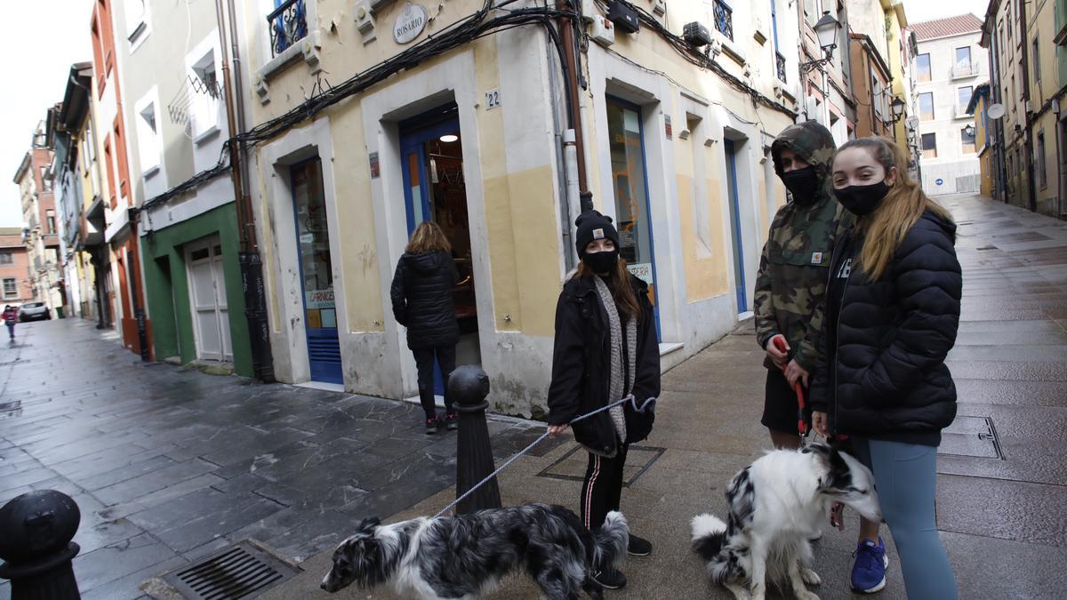 Sandra Morales, Manuel Quintana y Emma Gil, entre las calles Vicaría y Rosario.