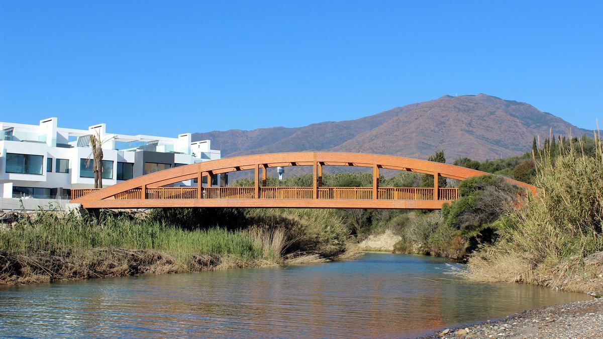 Puente sobre el arroyo Vaquero.