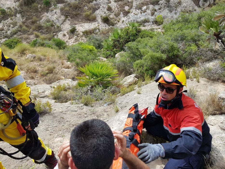 El joven sufre al parecer fractura de tibia y peroné y ha tenido que ser evacuado en una unidad aérea hasta el Parque Comarcal de Bomberos de Elche