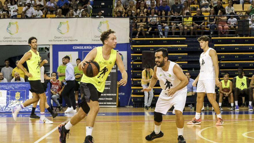 Partido benéfico de baloncesto contra el cáncer en el Centro Insular de Deportes