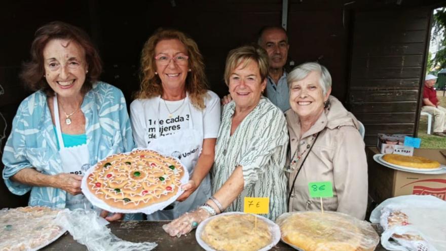 Por la izquierda, María Luisa Villanueva, Ángeles Méndez, Rosa María Álvarez, Manuel González y Justina Alonso muestran los productos del menú solidario. | R. A. S.