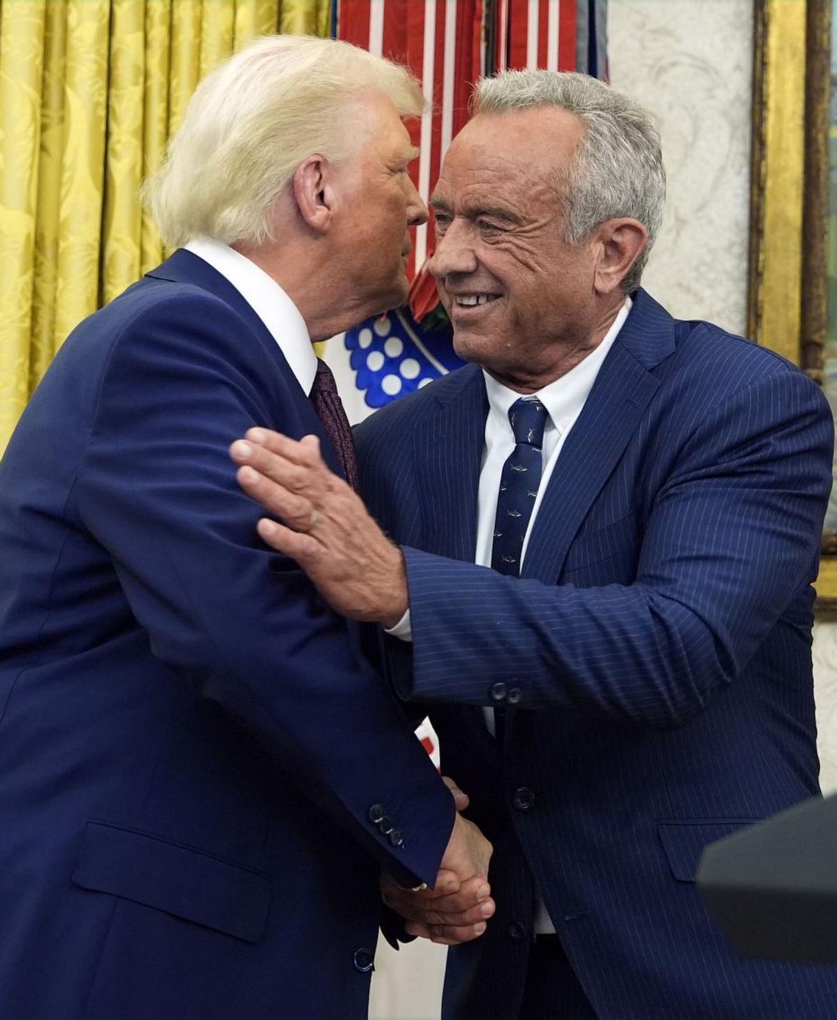 Trump felicita
a Robert Kennedy Jr tras jurar
su cargo en la Casa Blanca.  | |  ALEX BRANDON/AP