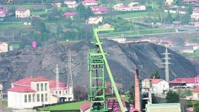 Instalaciones de Mina La Camocha, entre las dos escombreras.