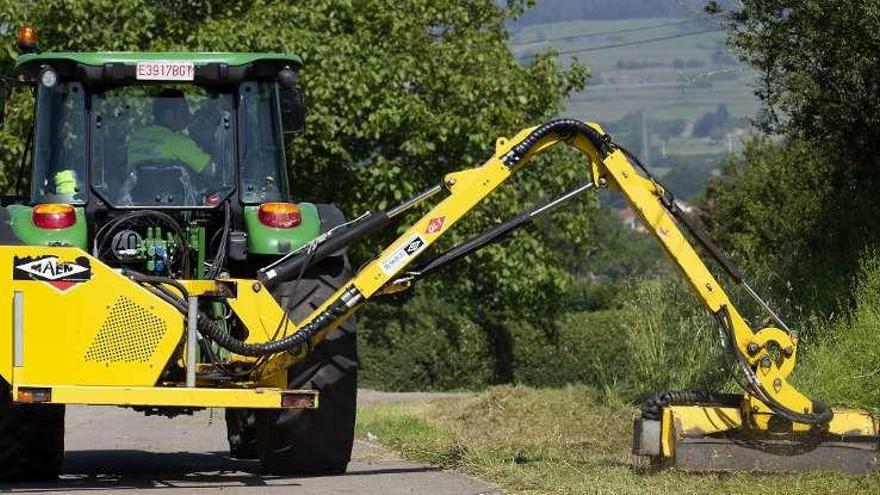 Llanera realizará hasta noviembre desbroces en vías municipales