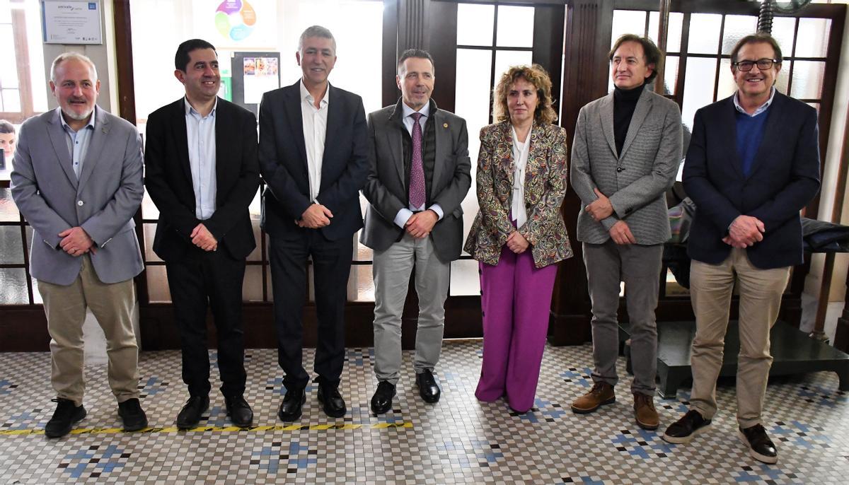 Autoridades presentes en el acto de entrega de la documentación de la cesión.