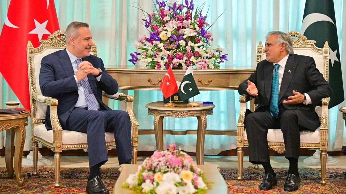 El ministro de Exteriores de Turquía, Hakan Fidan, y su homólogo pakistaní, Ishaq Dars, este domingo en Islamabad.