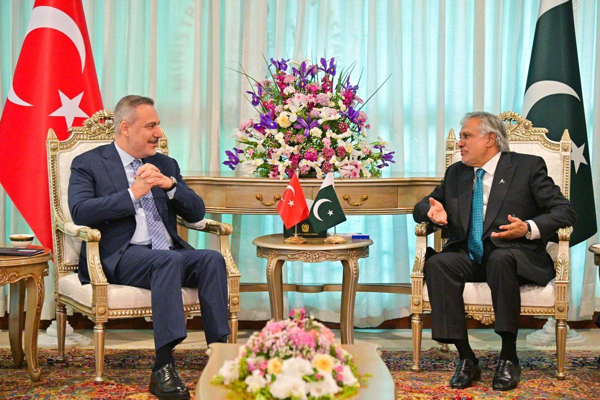 El ministro de Exteriores de Turquía, Hakan Fidan, y su homólogo pakistaní, Ishaq Dars, este domingo en Islamabad.