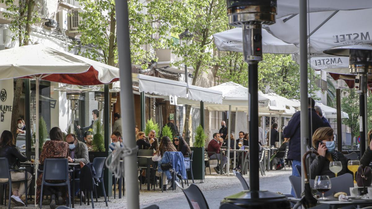 Ciudadanos en las terrazas de Obispo Ciriaco Benavente.