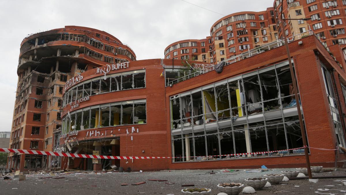 Edificio destruido por el ataque de un misil ruso en la localidad de Odesa (Ucrania).