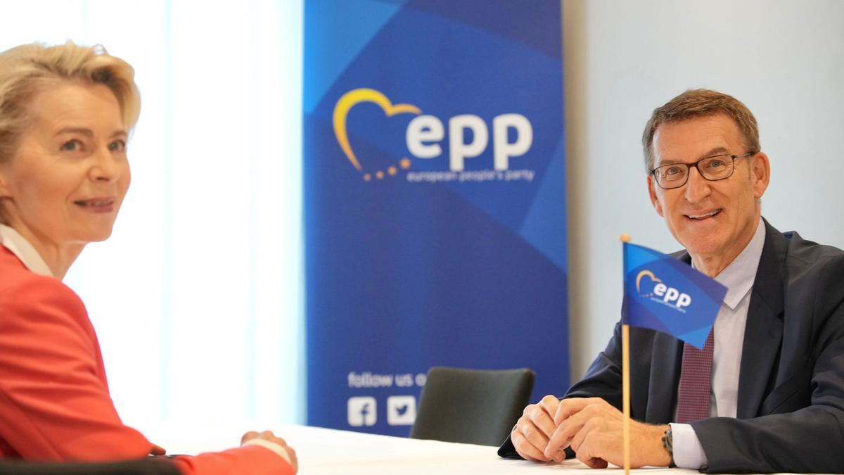 El líder del PP, Alberto Núñez Feijóo, junto a la presidenta de la Comisión Europea, Ursula von der Leyen, en la cumbre del PPE