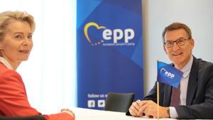  El líder del PP, Alberto Núñez Feijóo, junto a la presidenta de la Comisión Europea, Ursula von der Leyen, en la cumbre del PPE