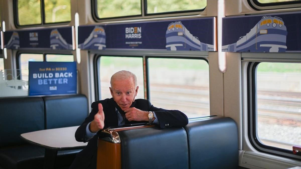 El candidato demócrata, Joe Biden, en el tren en el que ha recorrido Ohio y Pensilvania.
