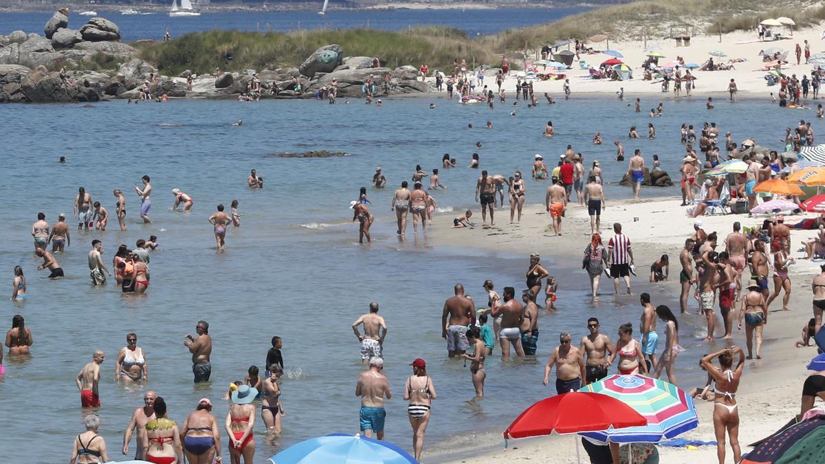 Gente disfrutando de la playa de Samil