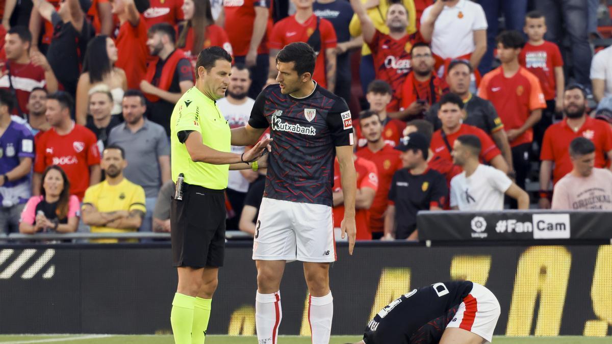Figueroa Vázquez habla con Vivian, central del Athletic.