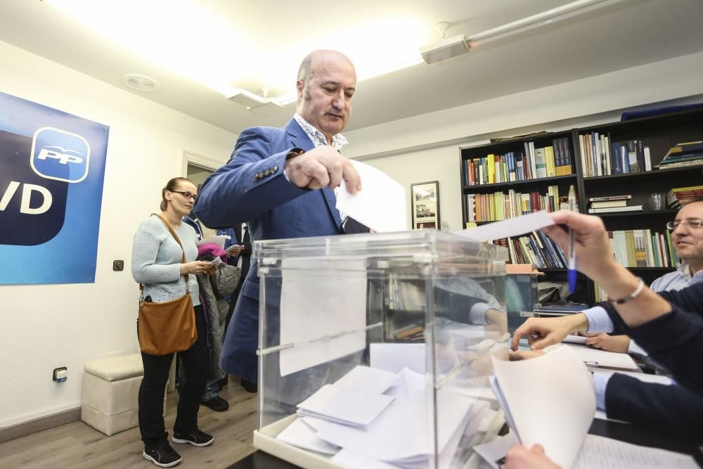 Mercedes Fernandez vota en la sede regional del PP.