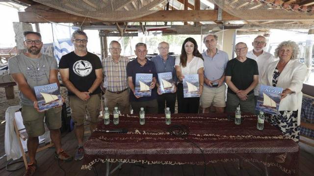Presentación de la revista de Os Galos en el astillero de Purro. | PABLO HERNÁNDEZ GAMARRA