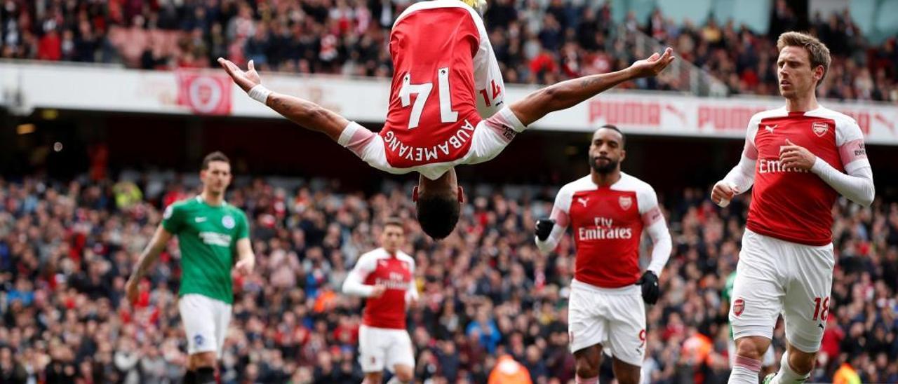 Aubameyang festeja un gol dando una voltereta en presencia de Monreal y de Lacazette.