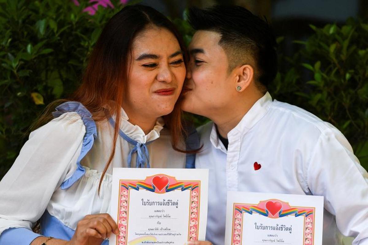 Una pareja LBGTQ+ el Día de San Valentín, en Bangkok, Tailandia