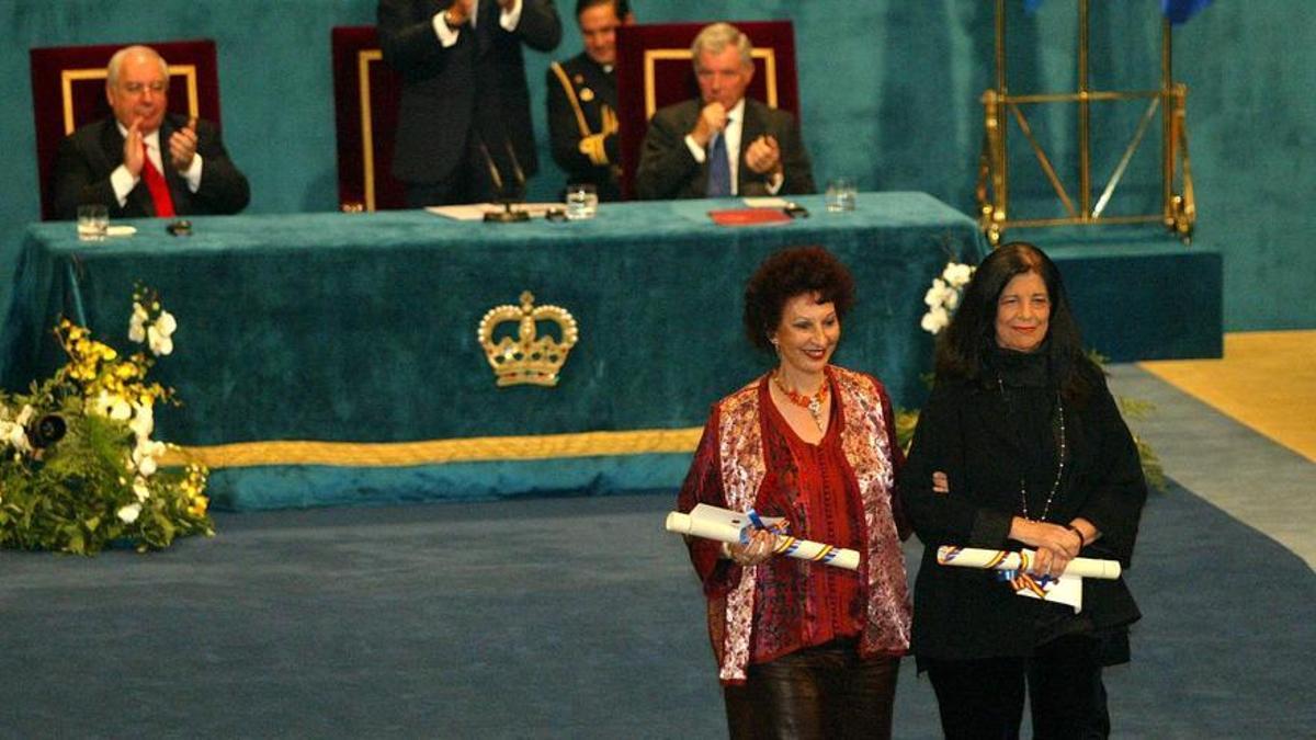 Fatema Merrissi y Susan Sontag tras recoger el Premio Príncipe de Asturias de las Letras en 2003.