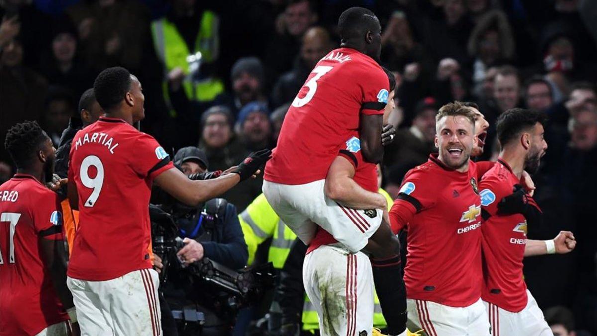 Los diablos rojos asaltaron Stamford Bridge.