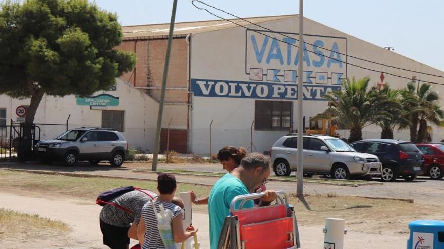 Antiguas naves del astillero de Vatasa entre la playa de Santiago Bernabéu y Varadero.