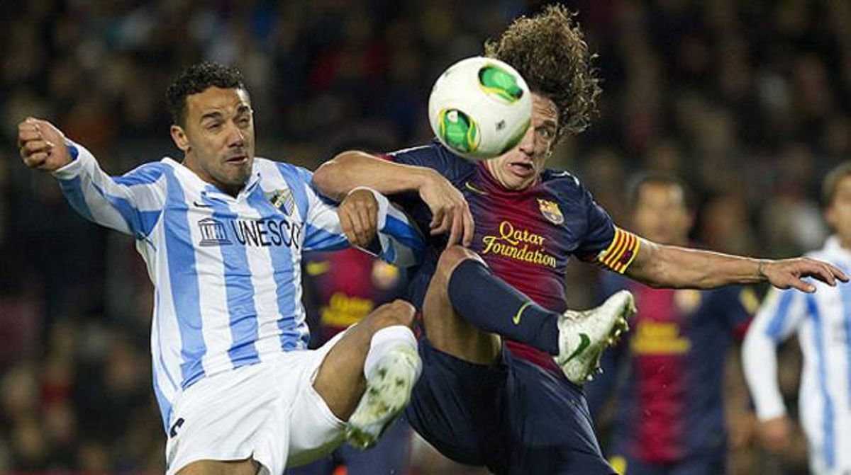 Puyol disputa una pilota amb Weligton.