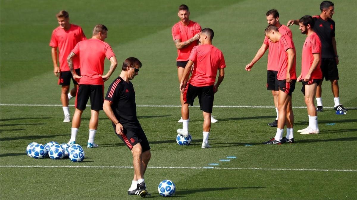 Los jugadores del Madrid, con Lopetegui en primer plano, en el entrenamiento de Valdebebas previo a la Champions